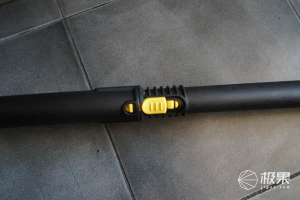 地板上粘东西了怎么弄掉,地板上粘了水泥怎么办