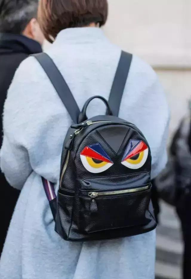 刘雯背过的红蓝色包包,刘雯和热巴双肩包