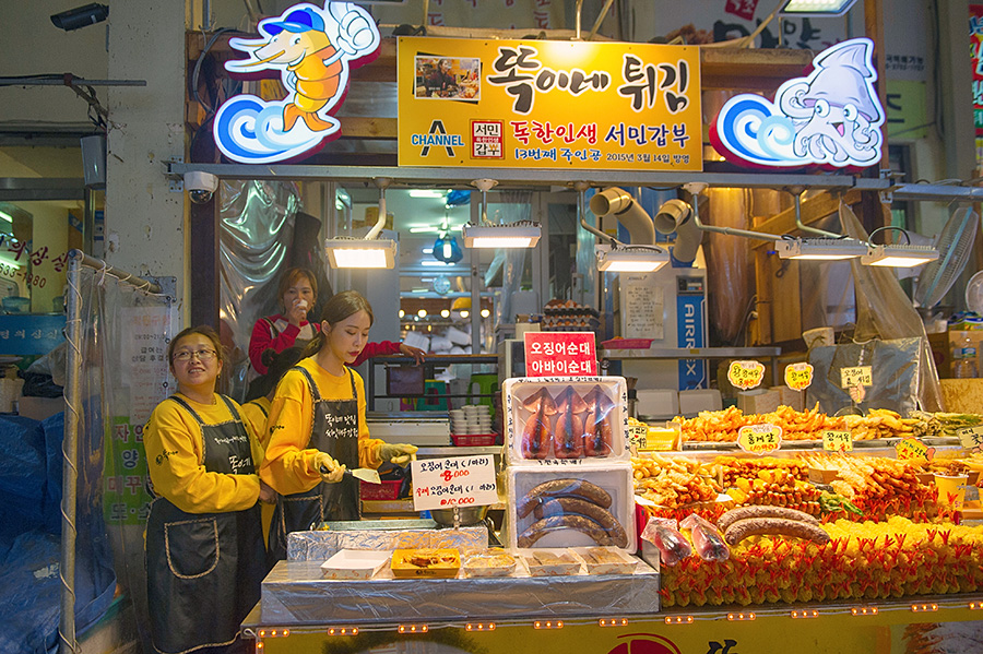 韩国女生街头小吃摆摊,广州韩国炸鸡摆地摊