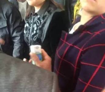 幼儿园给小朋友发变质牛奶,幼儿园过期牛奶事件襄阳媒体