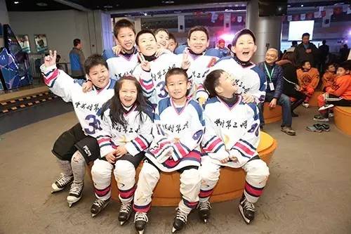 2021年北京市小学生旱地冰球联赛,勇敢者游戏小孩