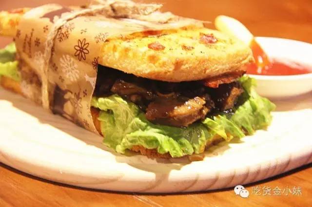 纸牌屋里的烤肋排来南京了！但要坐在公路上吃你敢不敢？！