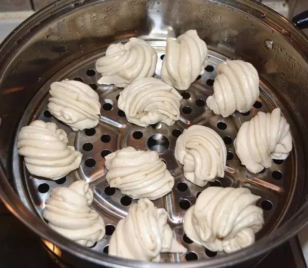 花卷怎么包又好看又简单,一次做400个花卷怎么操作