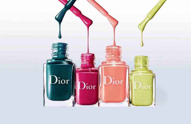 怎样才能涂指甲油是正确的方法,涂指甲油的正确步骤和方法