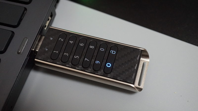 有了这个U盘，再也不用担心你的小姐姐们被别人看到了