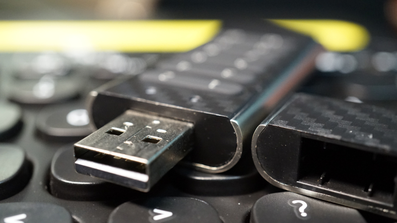 有了这个U盘，再也不用担心你的小姐姐们被别人看到了