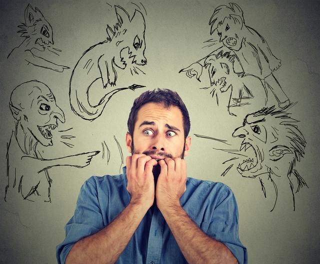 应该怎么正确的面对精神病人,精神病人为什么要关起来治疗