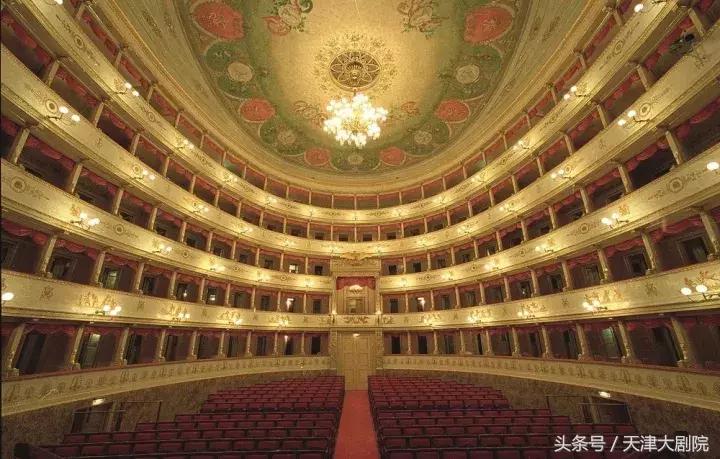 摩德纳帕瓦罗蒂,超跑足球