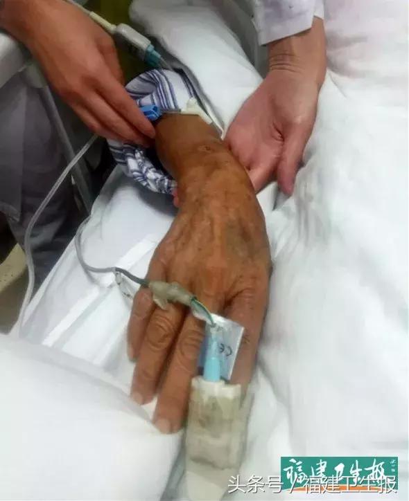 被蜜蜂蜇伤后的正确处理方法,被蜂蜇伤后正确的处理方法是什么