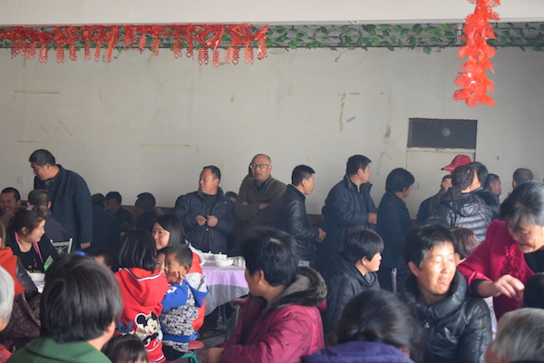 农村结婚请客的视频,农村结婚请客吃饭真实场景