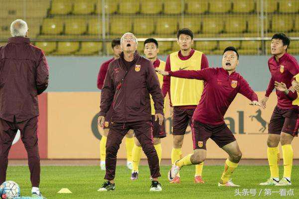 国足又出征了里皮这次会有改变吗,国足教练里皮带队1:0胜韩国