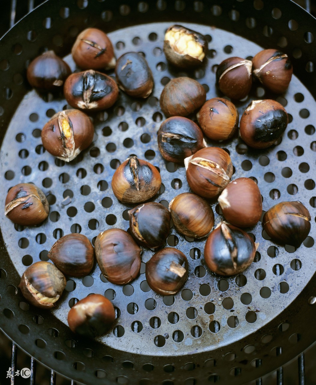 秋天的糖炒栗子最好吃,有了秋天的味道软糯的炒栗子