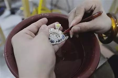 高薪的纪梵希offer和不赚钱的复古首饰，他选择了后者