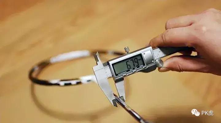 球拍广告,羽毛球拍中杆最细的球拍