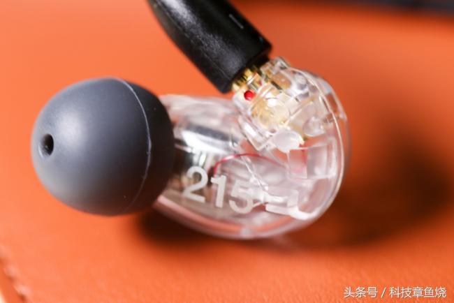舒尔se215耳机有线版和专业版区别,舒尔se215作为监听耳机值得入手吗