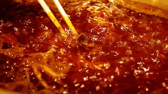 我们闯入了刘诗诗的房间“看看你出门前都在做什么?”