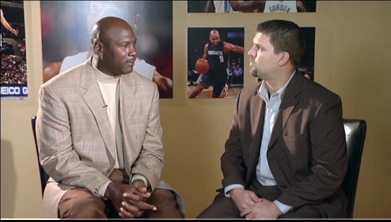 乔丹雕像扣篮,乔丹雕像骑的谁