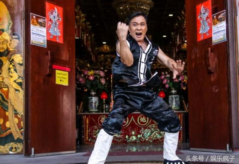 13岁习武，跑了三十多年龙套，如今在美国被金发女郎献吻演主角