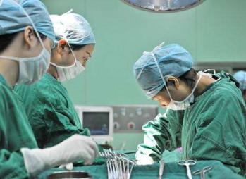 孕妈挺着巨肚生五胞胎,高龄孕妈怀四胞胎肚子大到爆