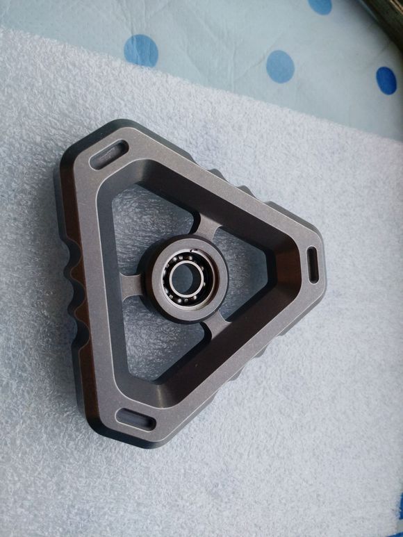 国外枪支配件企业不务正业，用枪支钢材做了一款指尖陀螺