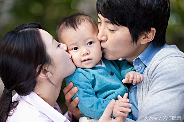 亲吻婴儿想示爱,但嘴里的病毒却给宝宝带来意外伤害