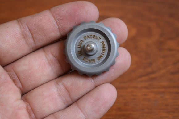 国外枪支配件企业不务正业，用枪支钢材做了一款指尖陀螺