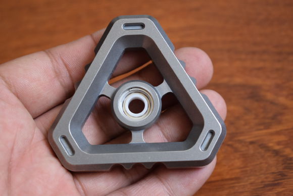 国外枪支配件企业不务正业，用枪支钢材做了一款指尖陀螺