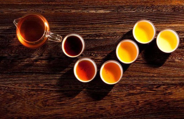 边走边吃串串,边走边吃菠萝