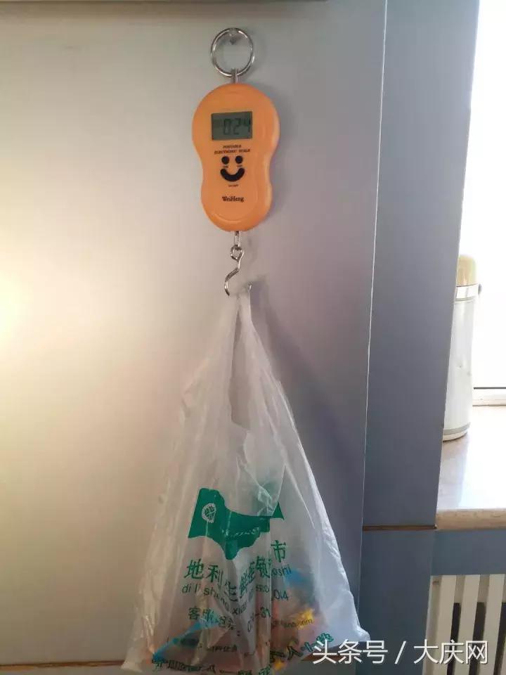 走访12家“地利生鲜”问题多!熟食、咸菜全“裸卖”……