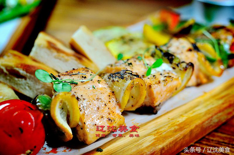 这家西餐厅融合欧美风味与中西风味，披萨永远比别人家多一块