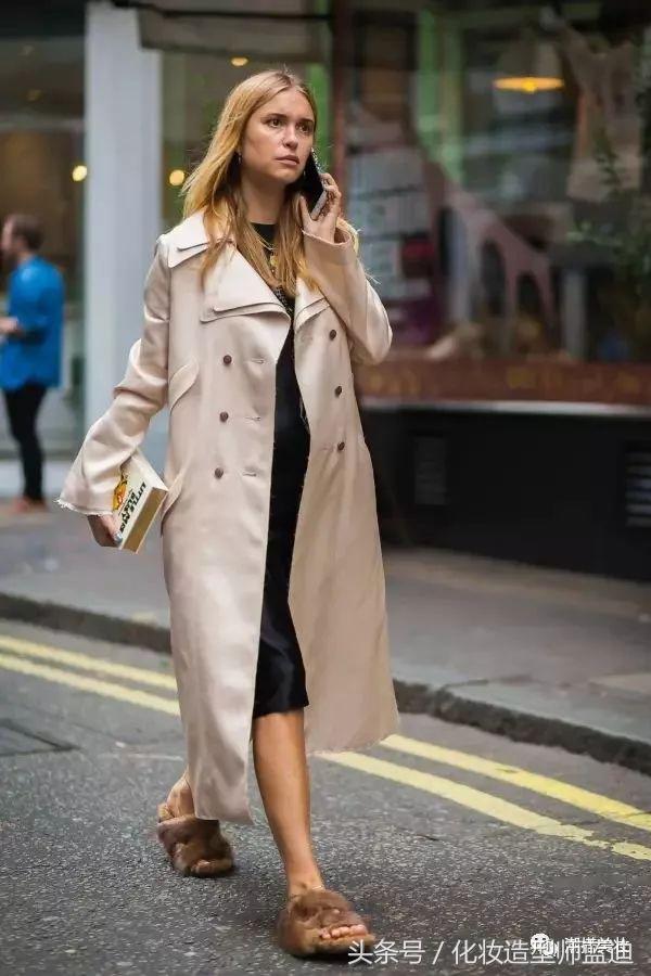 卡其色风衣怎么搭配裤子和鞋子,深蓝色风衣怎么搭配裤子鞋子