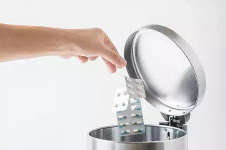 家里的过期药该怎么扔,家里过期药可以直接扔掉吗