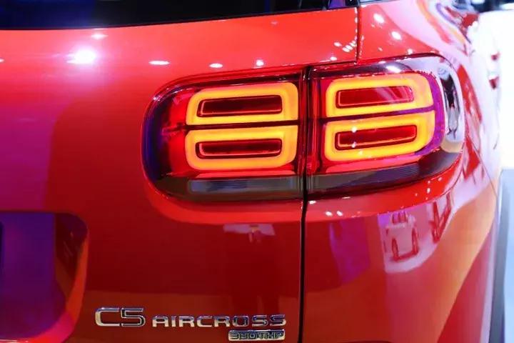 车尾挂着4个8,方向盘跟赛车一样,15万起搞得大众很羞涩!