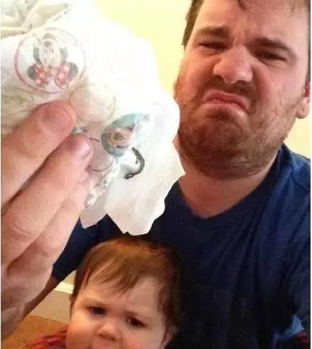 换尿不湿的奶爸,换尿布的奶爸