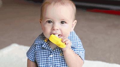 婴儿喜欢抱着走怎么回事,婴儿喜欢抱着走动怎么纠正