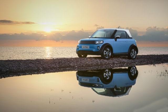 这车5块液晶屏,自动泊车,续航200公里,8万送妹子对你死心塌地