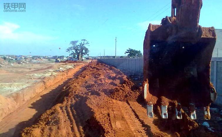 我在非洲开挖机:车坏了没法修,时刻提防打劫盗窃