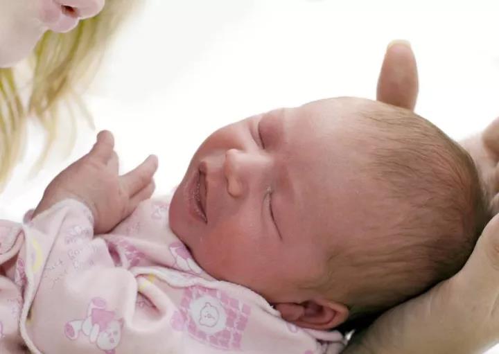 出生24天的宝宝一天睡多久正常,出生一周的宝宝会有哪些表现