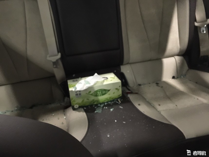 车撞到墙掉了漆该不该走保险,汽车被砸一直不报保险