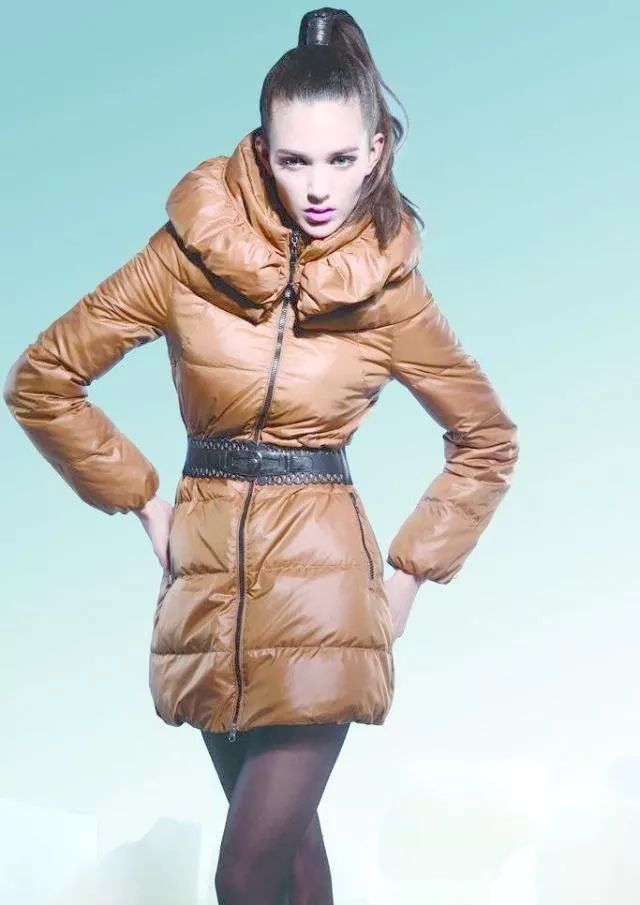 鹿晗刘昊然同款羽绒服,刘昊然中戏羽绒服机场