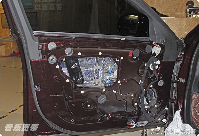 捷豹xj门板异响,捷豹xj门板喇叭发出滴滴声音