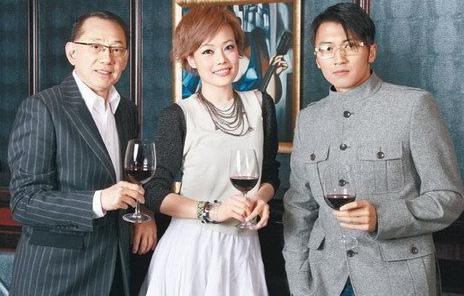 容祖儿为导盲犬服务中心献爱心,英皇老板杨受成一家同在现场