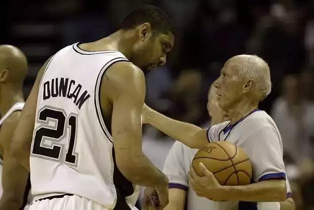 一边挣大钱，一边玩球员，在NBA当裁判简直美滋滋