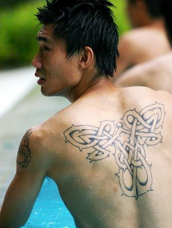 中国国脚的霸气纹身，郑智纹身感人，权健核心同花顺纹身抢眼