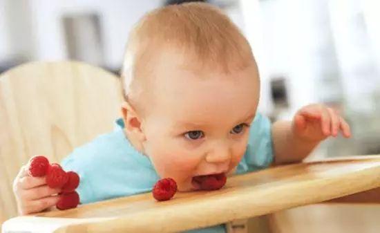 插入男童腹部的三根绣花针,男孩把绣花针塞进医院