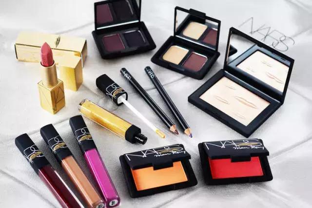 抛弃那些超级美的官方宣传图,圣诞限量还值不值得买?