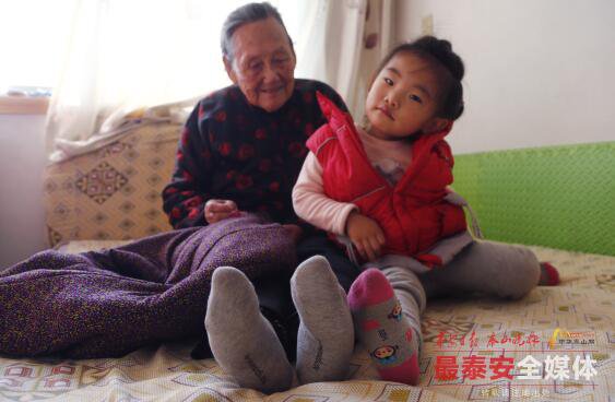 裹脚老人三寸金莲修脚视频,看望93岁裹脚老奶奶