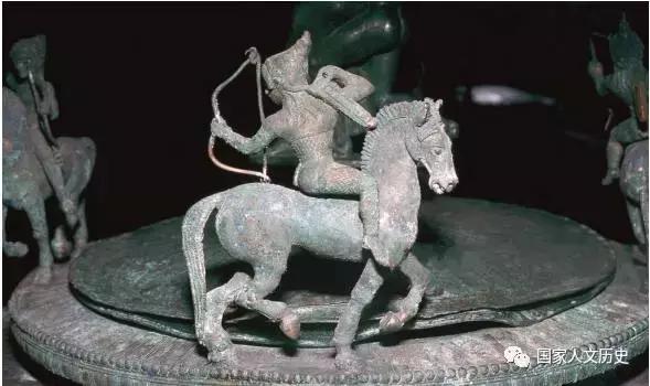 中国骑兵用什么刀最厉害,骑兵刀和古代弯刀哪个厉害