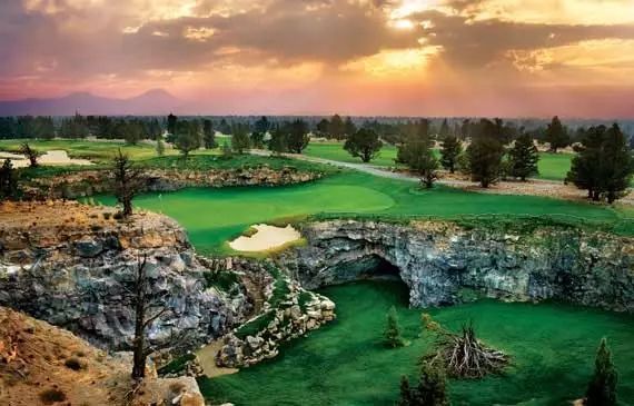 欣赏一下高尔夫球场美景,俄勒冈ncaa球场