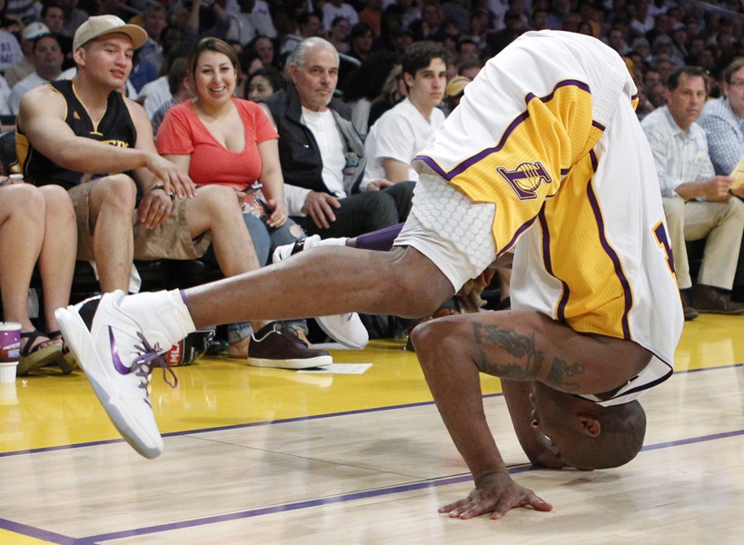 那些年科比单挑詹姆斯,回顾那些年科比的黑肘